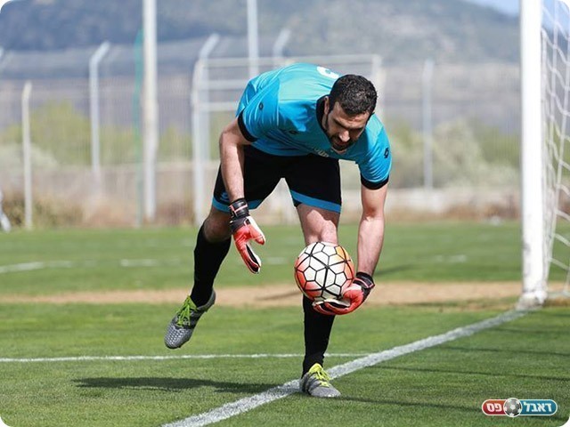 שדרג את החלק האחורי של חדרה. עומרי אלון (עדי מלול)